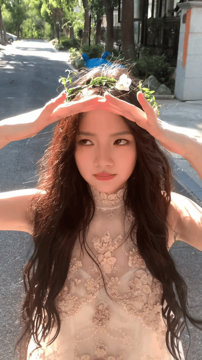 任敏谁家小花仙跑出来了 任敏这次美出新高度！一身刺绣长裙仙气飘飘，花冠点缀更添灵