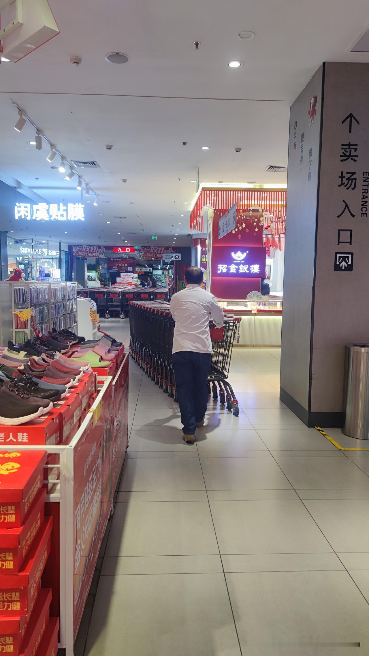 超市里的购物车是靠这些人推来的
