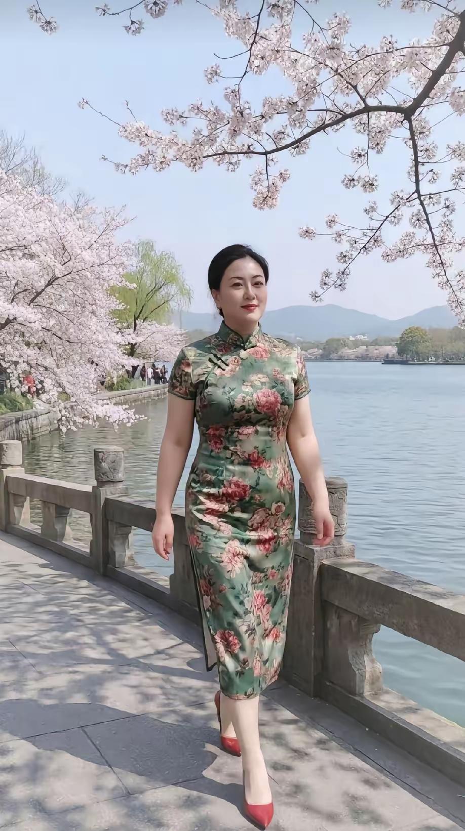 水仙子·湖畔旗袍
春水漫青石岸旁，
樱花轻颤弄晴光。
绿袍繁花裹温婉，
风皱湖波