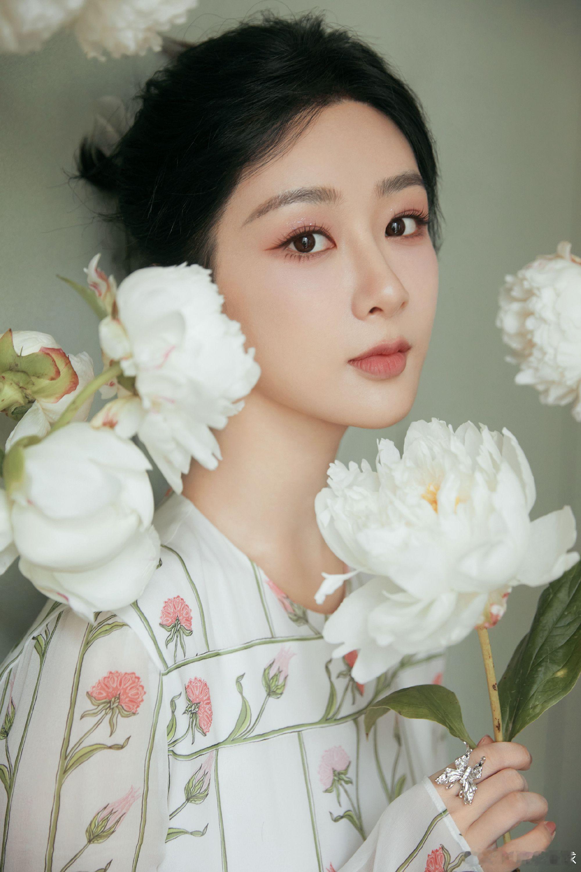 你觉得杨紫会凭生命树横扫三大奖吗？拿了就和赵丽颖一样同作品拿下三大奖其中两座了 