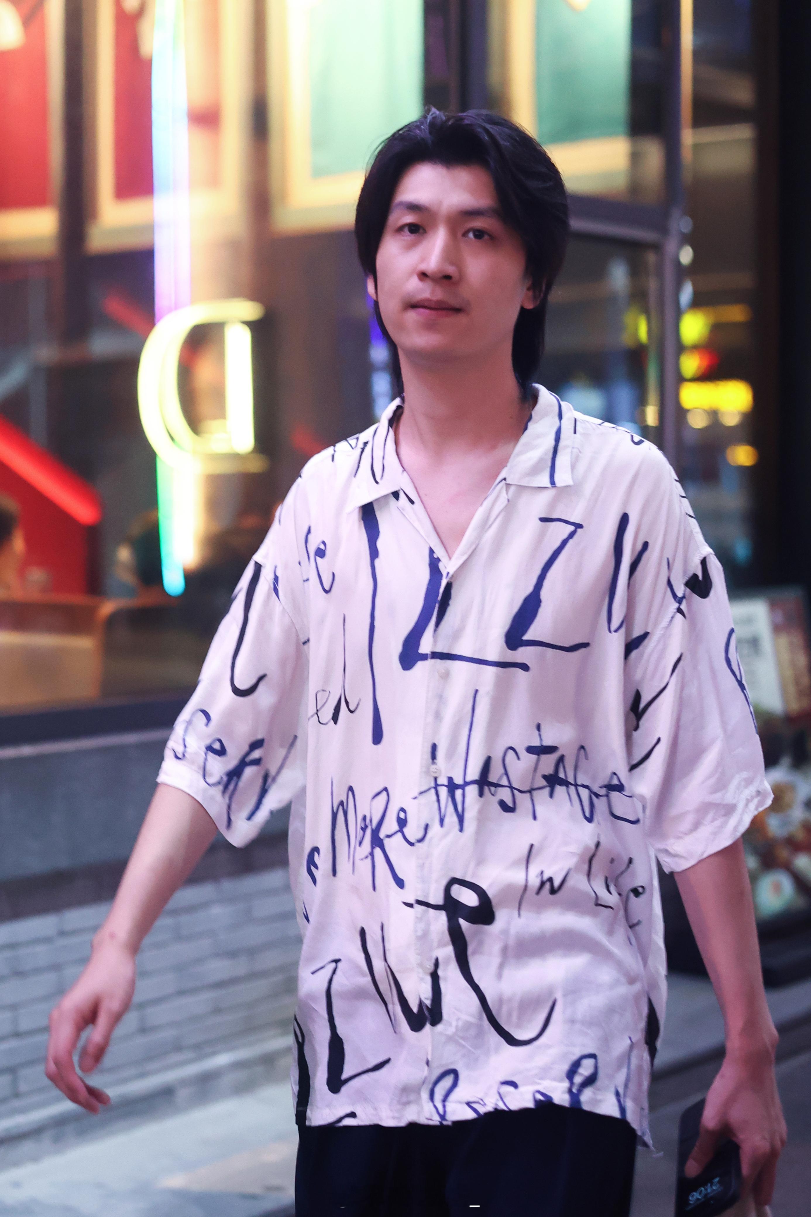 我们好像在哪见过，你记得吗，好像那是一个秋天，夕阳西下 
