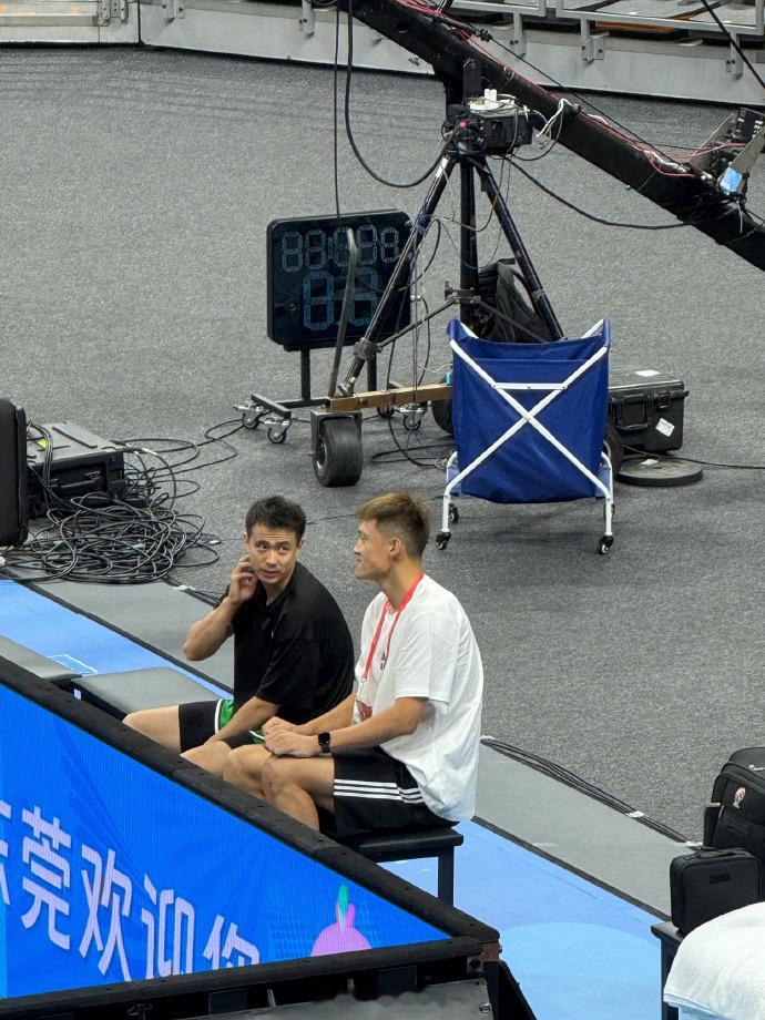 鞍山保罗与丹东詹姆斯场边热聊 