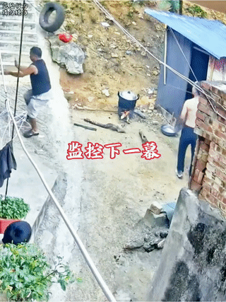 两名男子正在聊天说话。
突然从旁边山坡公路上滚落下一个大轮胎！
吓得两人赶紧躲闪