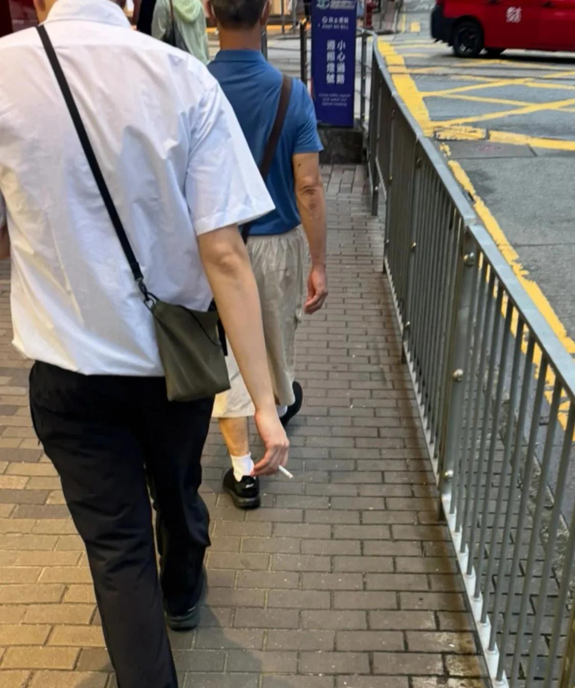 香港“游烟”挺多的，控烟并没网上说得好[捂脸][捂脸][捂脸][捂脸]
香港路上
