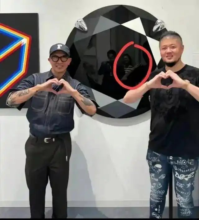 原来具俊晔的画展作品竟然是：世界最大的💎和大S打了马赛克的艺术照片！ ​​​