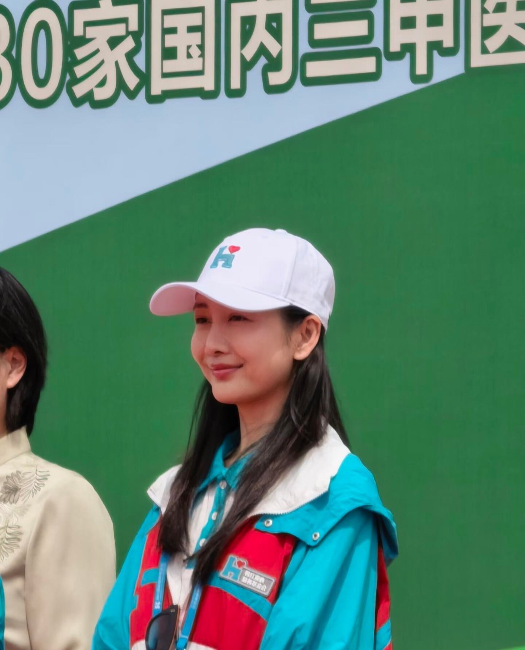 韩红携4000万物资抵呼和浩特 韩红这波真的太让人感动了！带着4000万物资和上