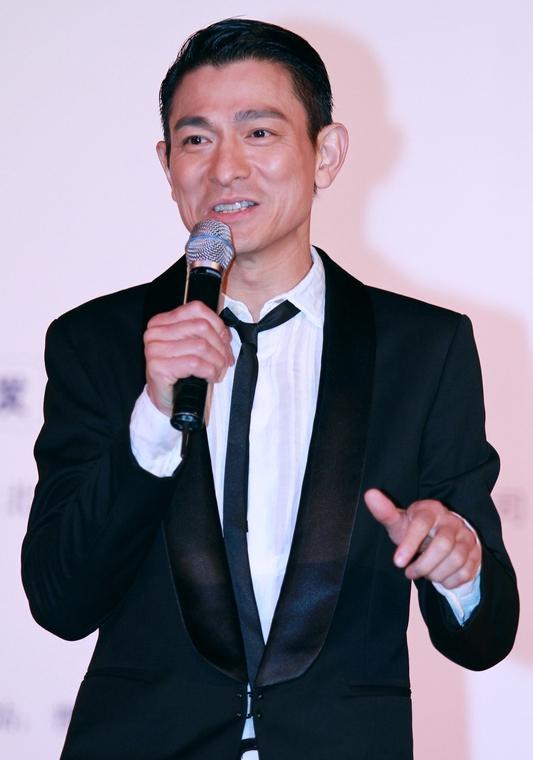 刘德华一头银发，迷倒众生。
可你头顶那几根白毛，怎么看都像熬夜的罚单。
别扯什么