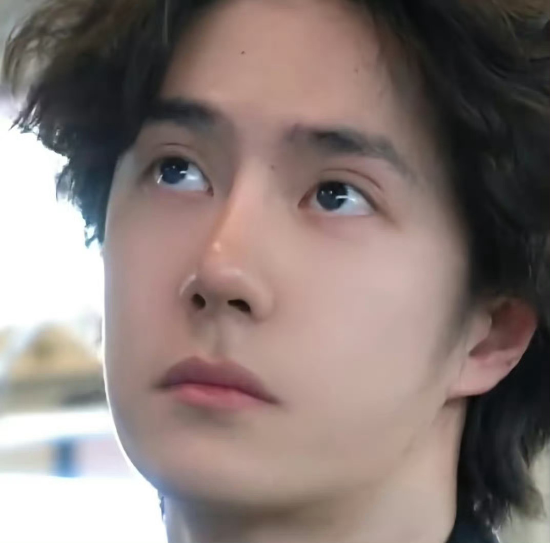出门两小时，流汗……那应该是身体做桑拿了，热到重影和双眼皮 
