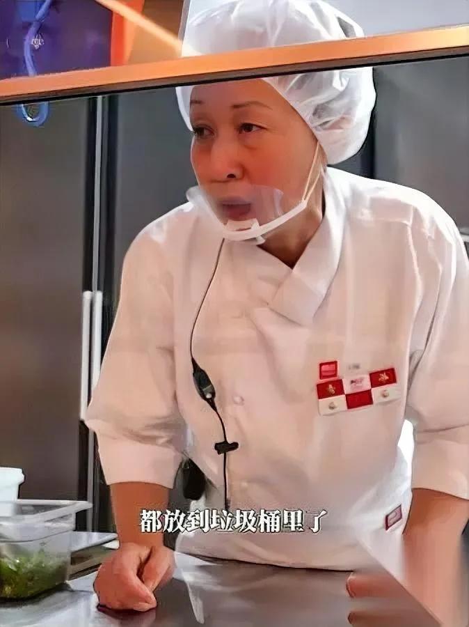 西贝又撒谎？冷冻鸡充现杀

厨师称现杀却甩锅垃圾桶

前后矛盾的话术，把消费者当