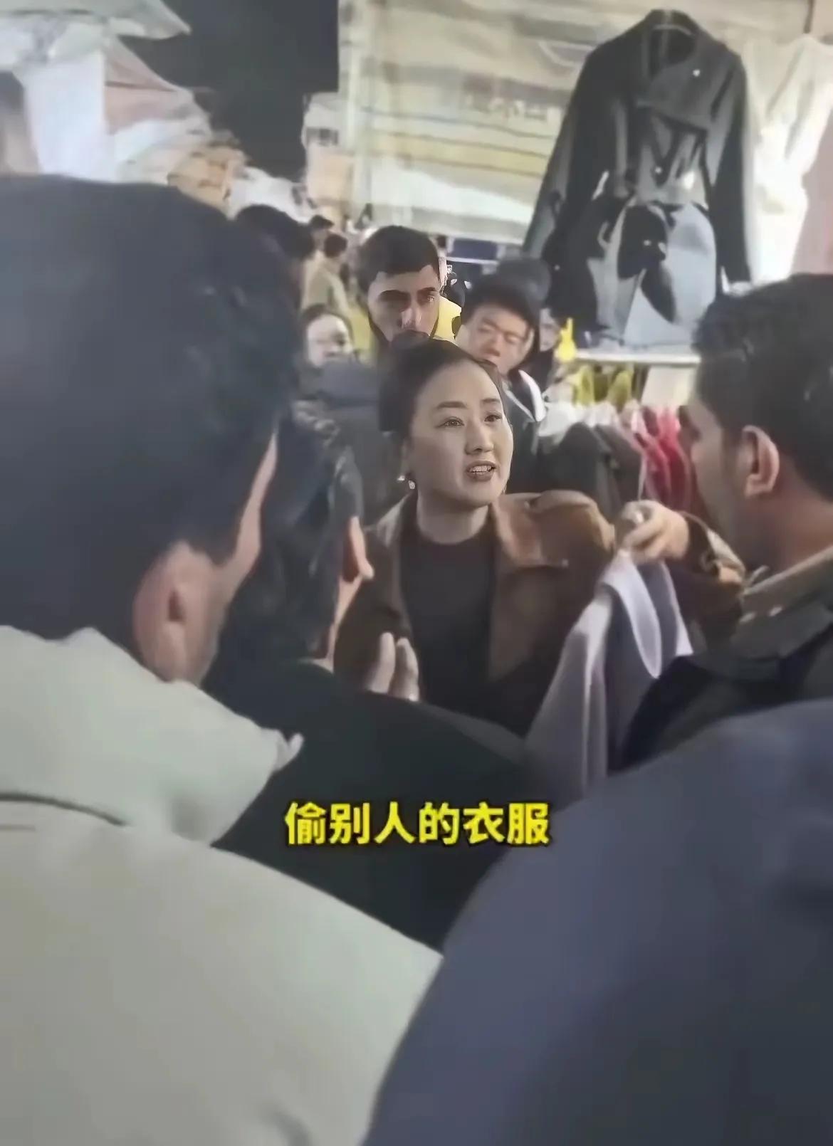 光天化日！印度游客偷衣还围堵店主，太嚣张了！
 
各位老铁，今儿刷到个气炸的新闻