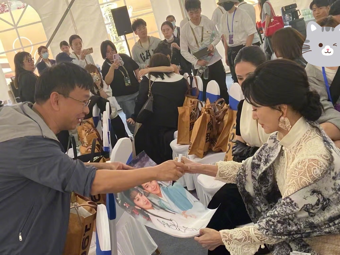 什么叫扛剧大女主呢？随手翻了翻相册，网友发给我的抓拍到的一些赵雅芝侧颜，加上她的