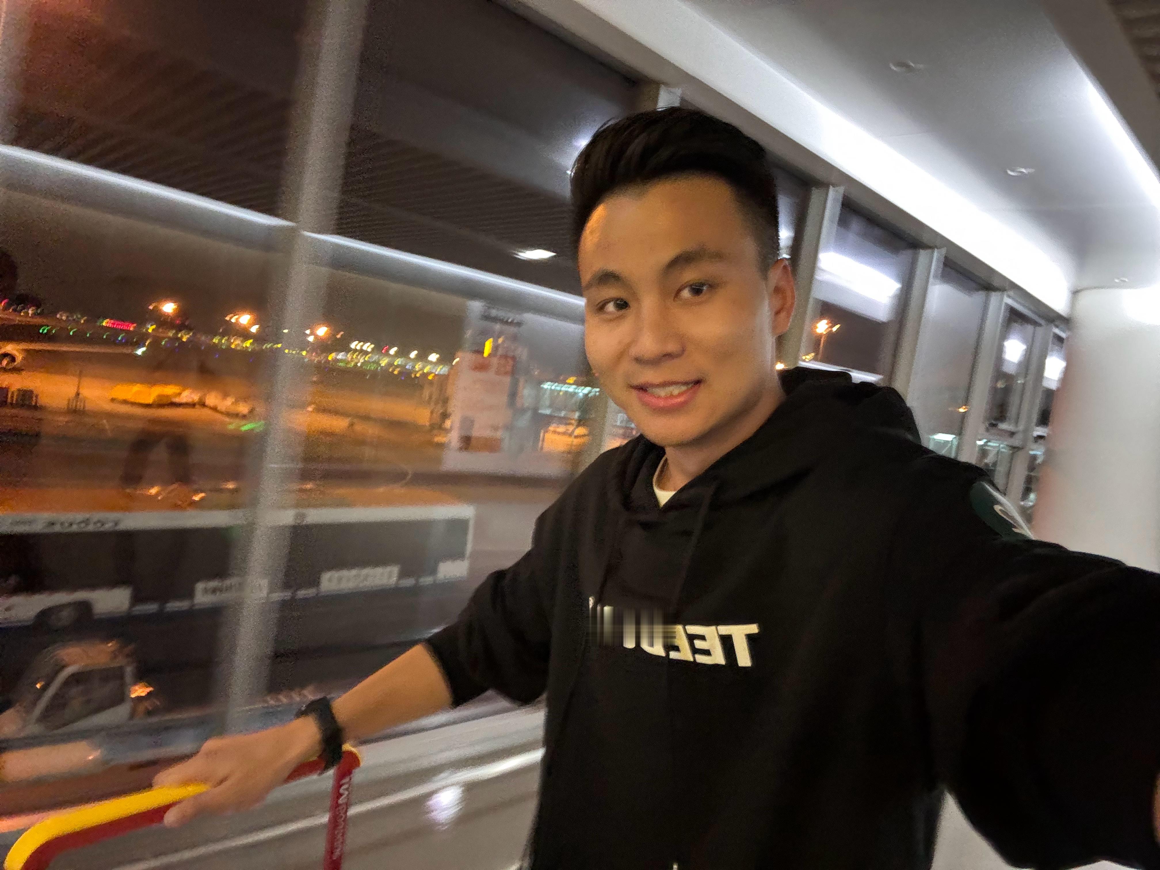 到重庆了～还是得短袖！卫衣要出汗了[笑cry] ​​​