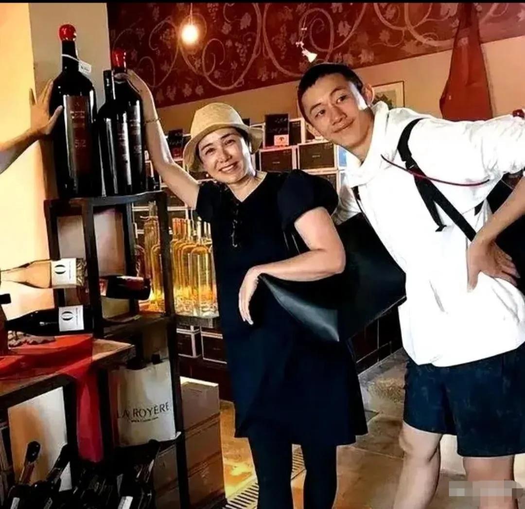 下面是蒋雯丽和丈夫顾长卫在法 国一处葡萄酒庄园内的合影。处于半歇业状态的夫妻二人