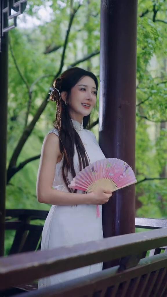 《莺莺祥月》翻明唱：李依晓。
丝纶。
阁下静文，钟鼓楼中。
刘漏，刻漏长。