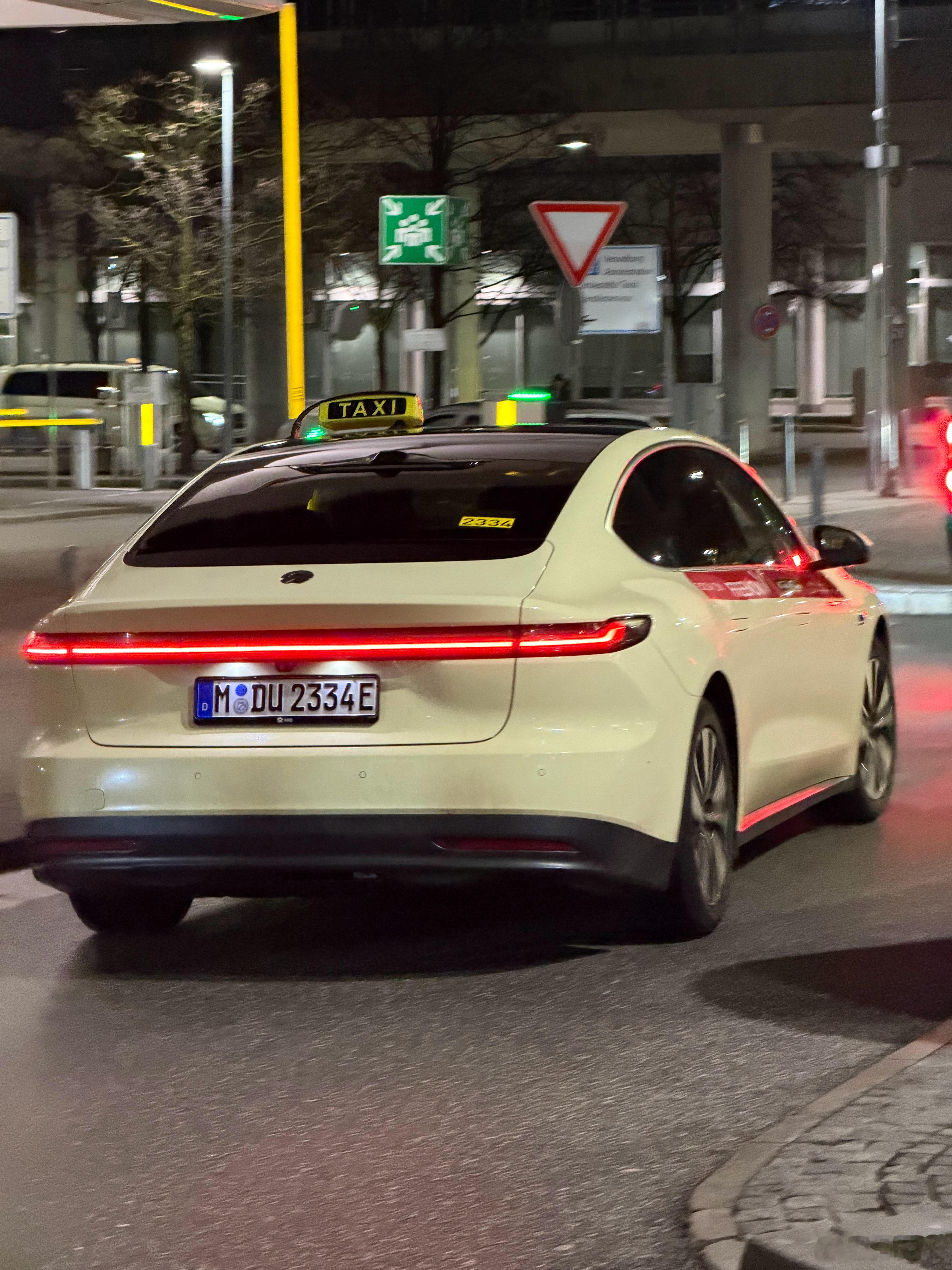 慕尼黑机场，捕捉到一台蔚来ET7，开心。 德国·慕尼黑国际机场