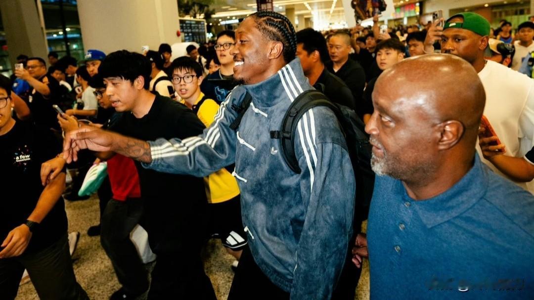 杰伦威廉姆斯恐怕要步哈登后尘：阿迪代言人带女友来中国容易分手。

杰伦威廉姆斯这