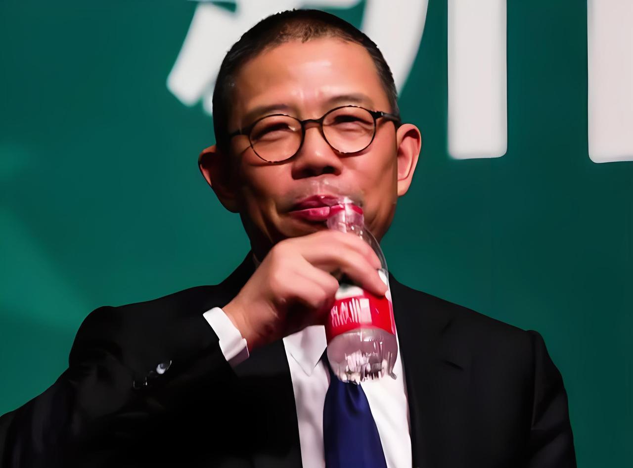 这张小女孩在美国挨打的照片最应该给农夫山泉的董事长钟睒睒看！

前几天，知名爱国
