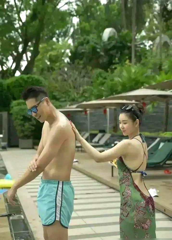 看到李小萌度假照被群嘲“摆烂”，我真是哑然失笑。
40岁、120斤，这难道不是一