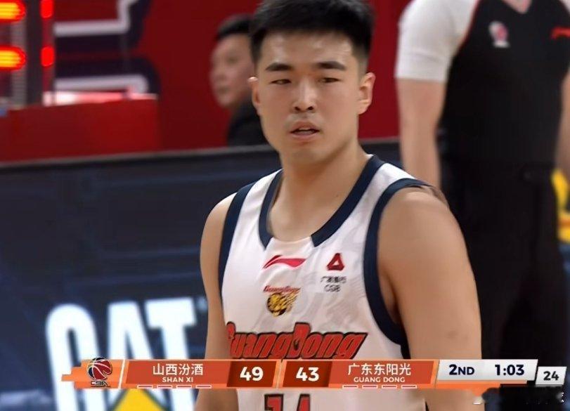 广东队终于进三分了，来自好久没上场的张文逸，文逸上来连拿5分还是非常止血，广东队