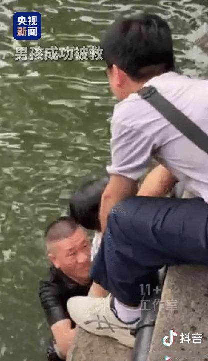 上央视了。浙江绍兴，一男子正带着孙女散步，听到呼救声赶忙赶到河旁，看着水里扑腾的