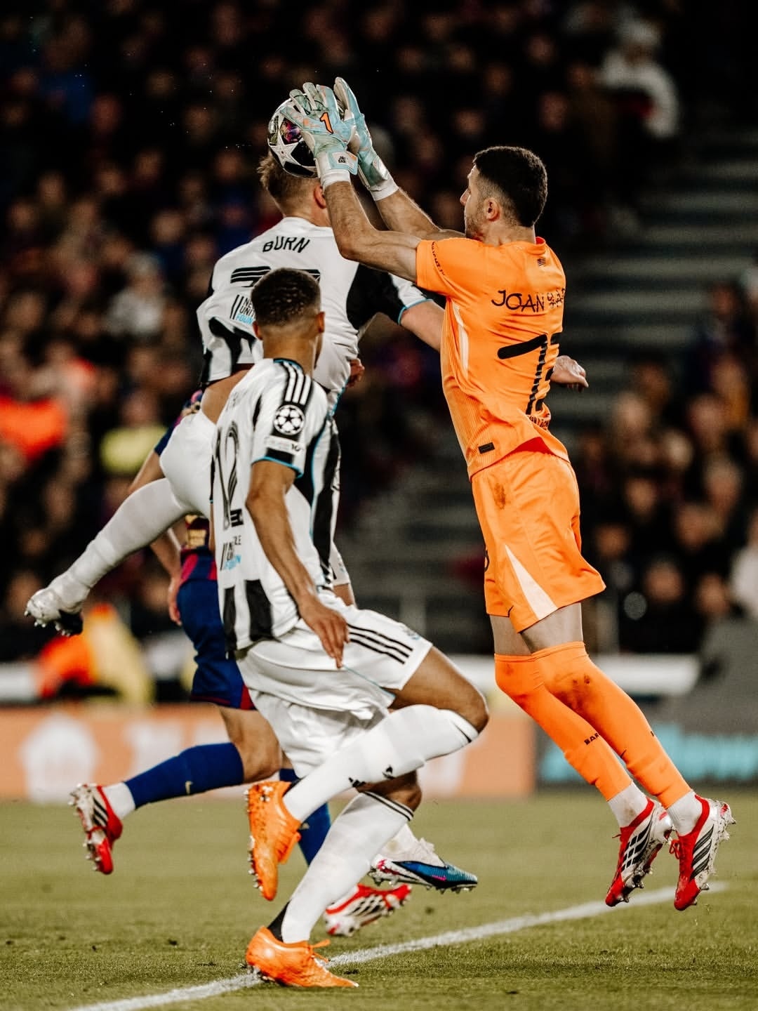 胡安-加西亚ins更新🆕：昨天在诺坎普的伟大胜利! 🔵🔴 经过昨天的不适，