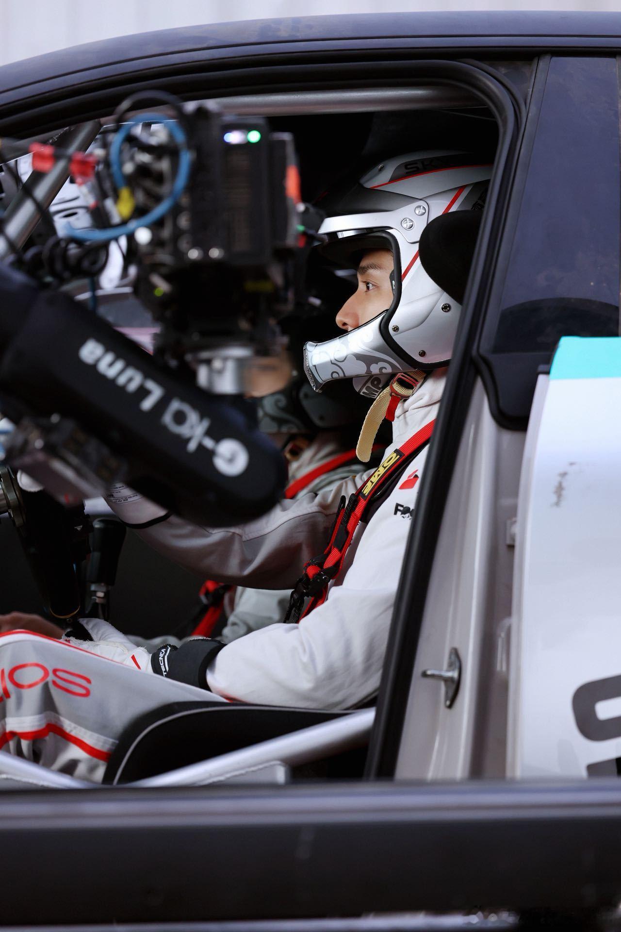 张新成我将暂告短国专注于你 被张新成的细节演技狠狠戳中😍眼神、神态、气质都精准