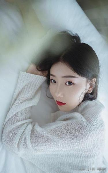 三十年前的初恋，一见我的面就开始哭，说没想到这么多年没见，你居然变得这么丑。
但