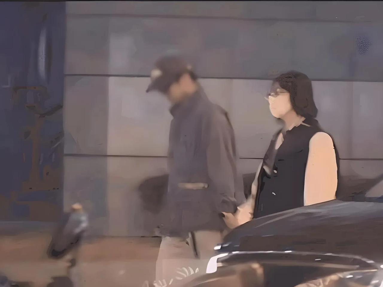 近日，李雪琴与男友王一通被拍到街头甜蜜互动，两人挽手漫步，不时拥抱亲昵，尽显热恋