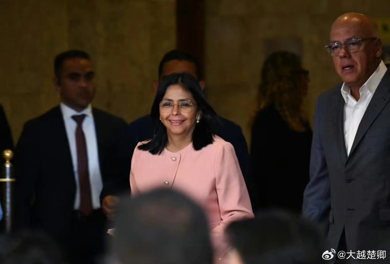 委内瑞拉代总统还算听话，美国宣布解除对她的制裁。 