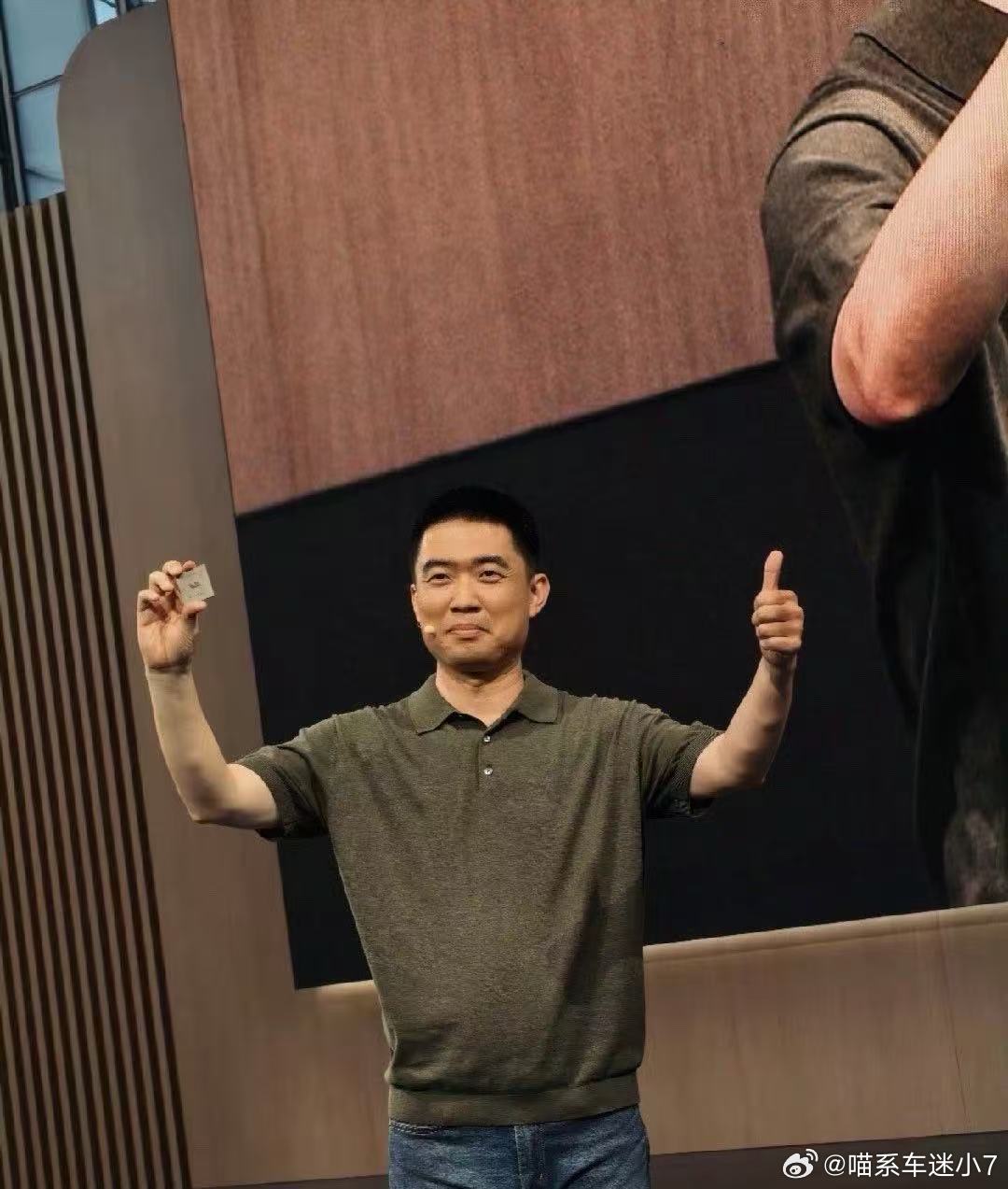 李想今天在发布会上主动提及举桌子梗，还让现场多拍点照片，要不然网上只有他举桌子的