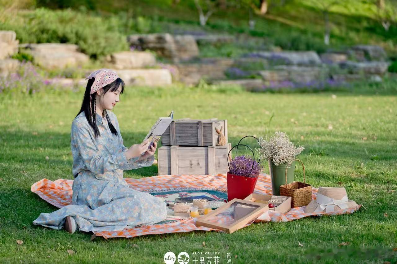 刘诗诗好适合田园生活花开中国首期拍摄地十里芳菲 钓源古村的田园画卷里，刘诗诗是最