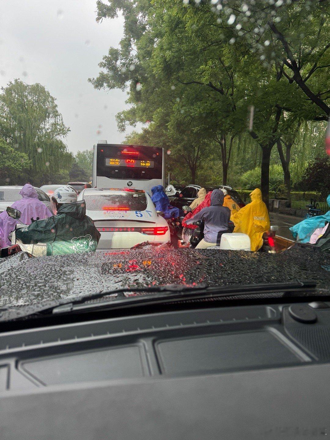 下雨的首堵交通已阵亡…… ​​​