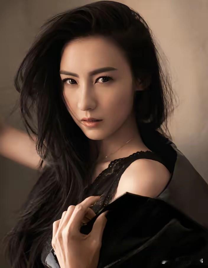 张柏芝又出圈了，
这次不是因为和谢霆锋复合，也不是因为带着儿子们去参加综艺节目，