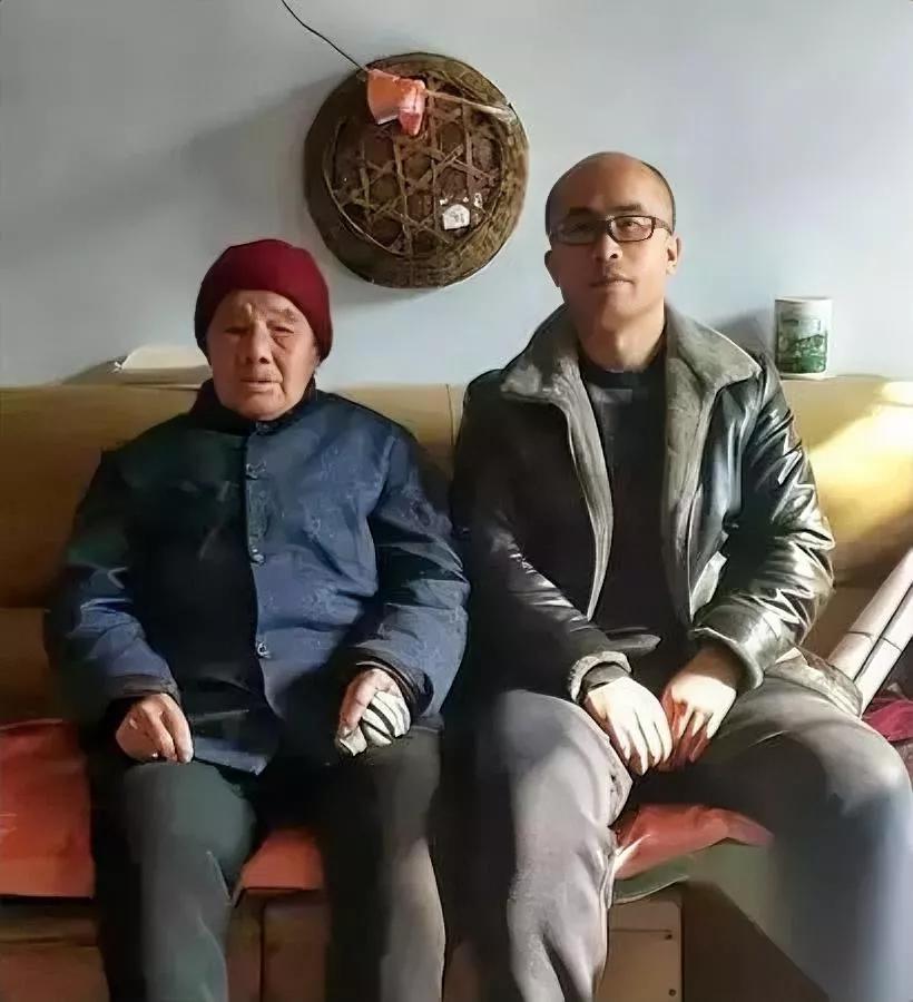 山东小伙朱观景

辞掉北京公务员

竟是为了照顾无亲无故的农村老太？

好多人说