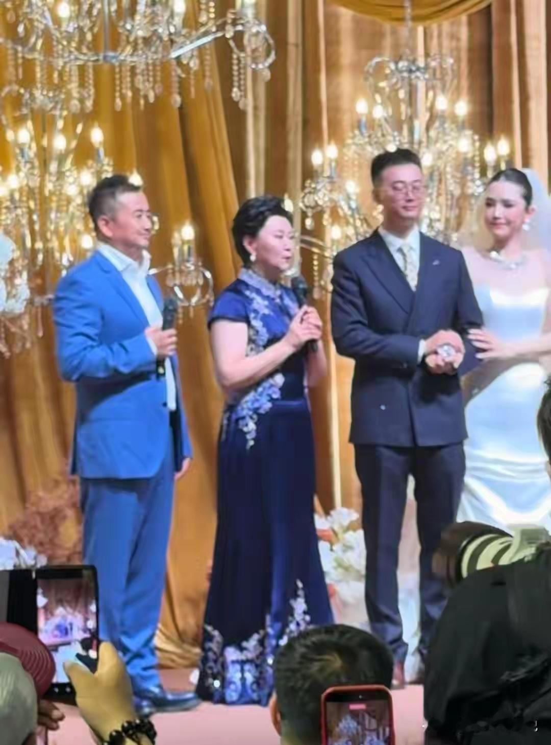 赵海燕儿子大婚好低调！喝60块的喜酒，现场烤全羊，婚车都是赞助 