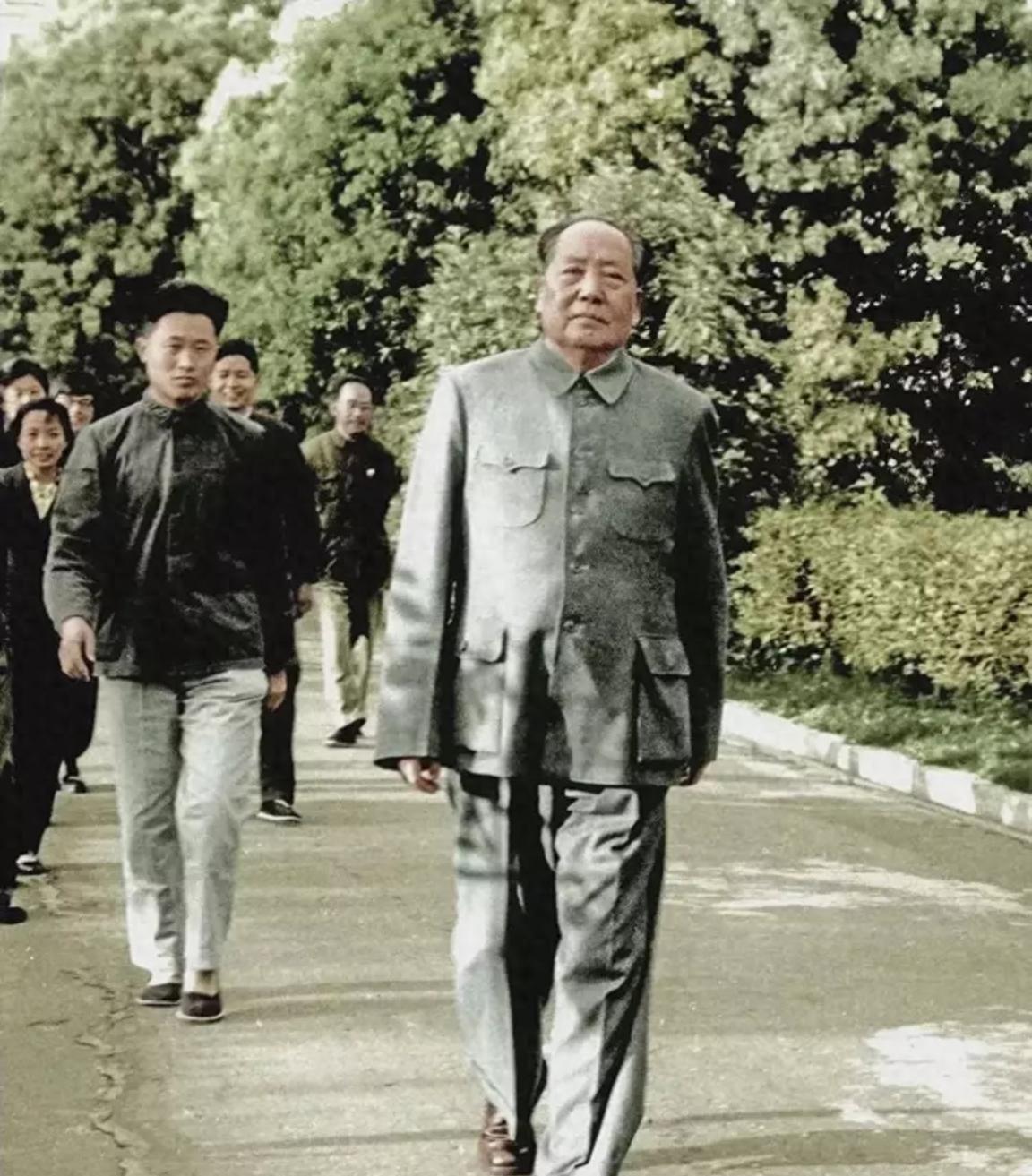 1965年毛主席在武汉留下珍贵照片，抬头挺胸步伐坚定豪迈，充分展现开国领袖风范！