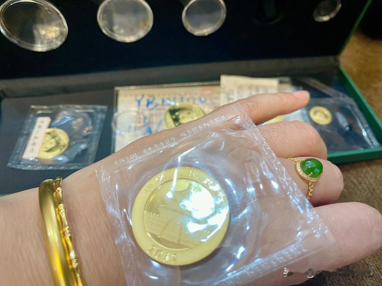 黄黄铂铂白白都疯啦，没跟上风口的人也疯了。买了香港分红险的粉丝也躺赢，毕竟国际大