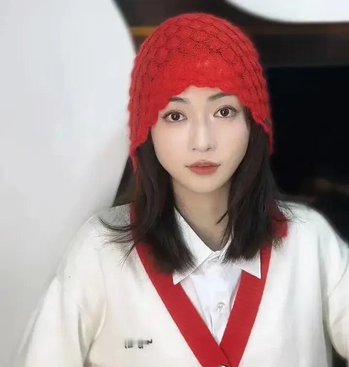 吴谨言恋爱结婚，于正首知祝福。他深信洪尧真爱吴谨言，从眼神可见。作为老板，他懂吴