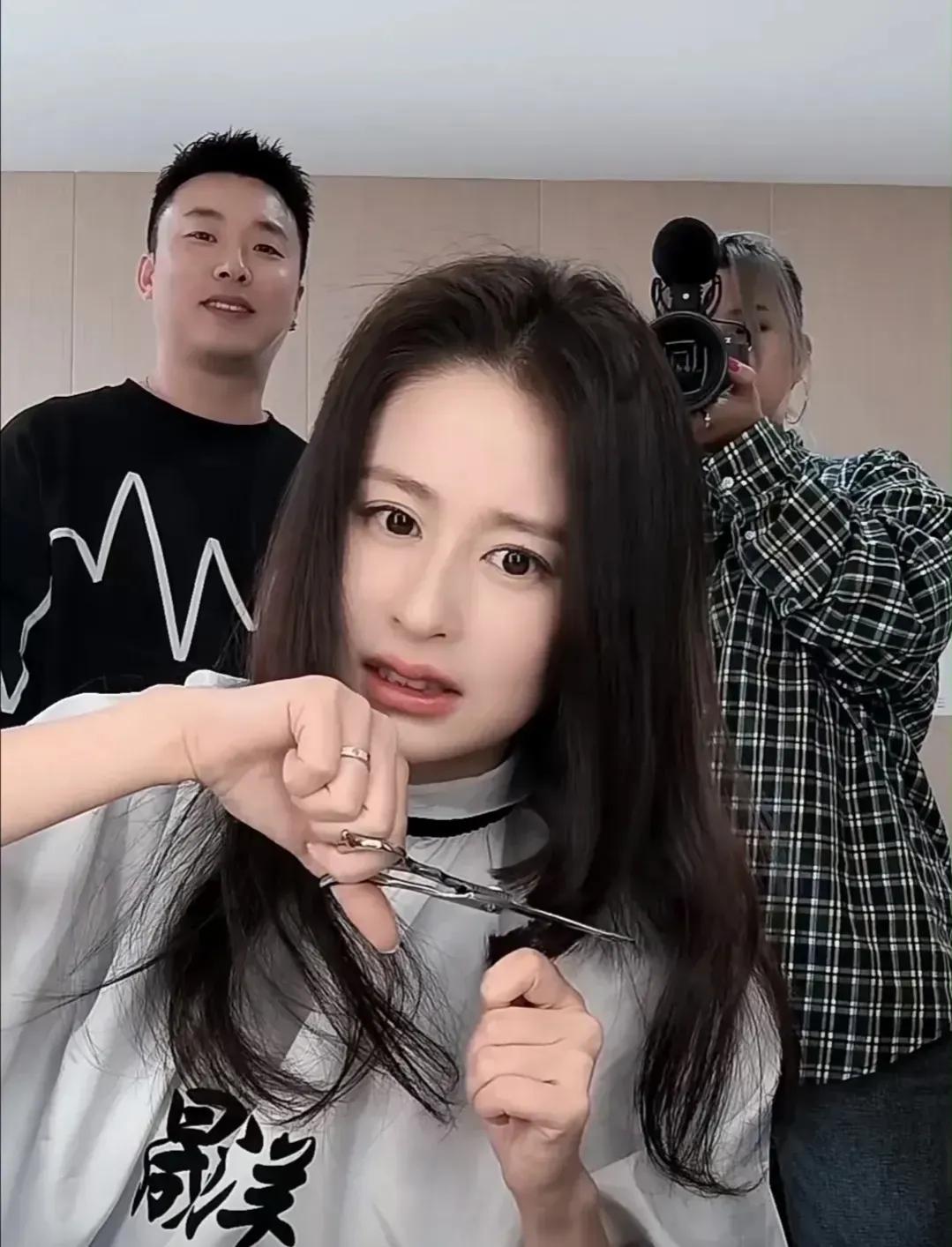 颖儿最新发型，看上去精致干练，颖儿为了新剧要剪掉长发，没剪之前是万分不舍，减掉后