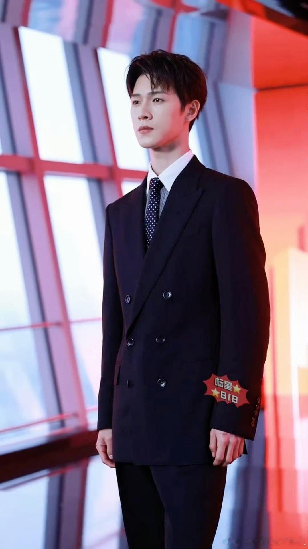 李昀锐TF拍摄黑西装李昀锐TF黑西装拍摄路透 李昀锐TF黑西装拍摄路透 