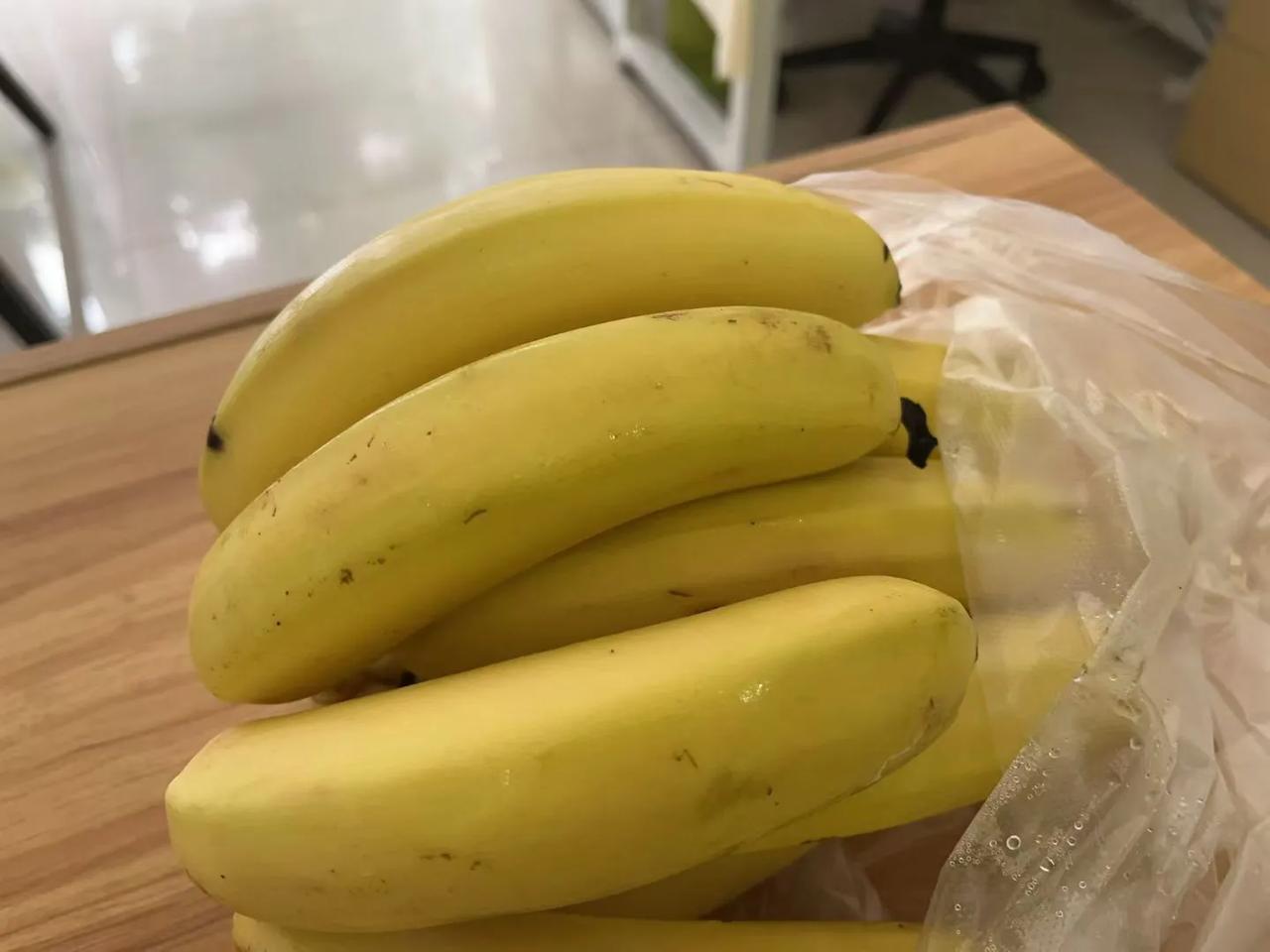 婆婆牙口不好，不能吃硬的水果，我隔几天就会给她买香蕉。昨天婆婆给我100块钱，说