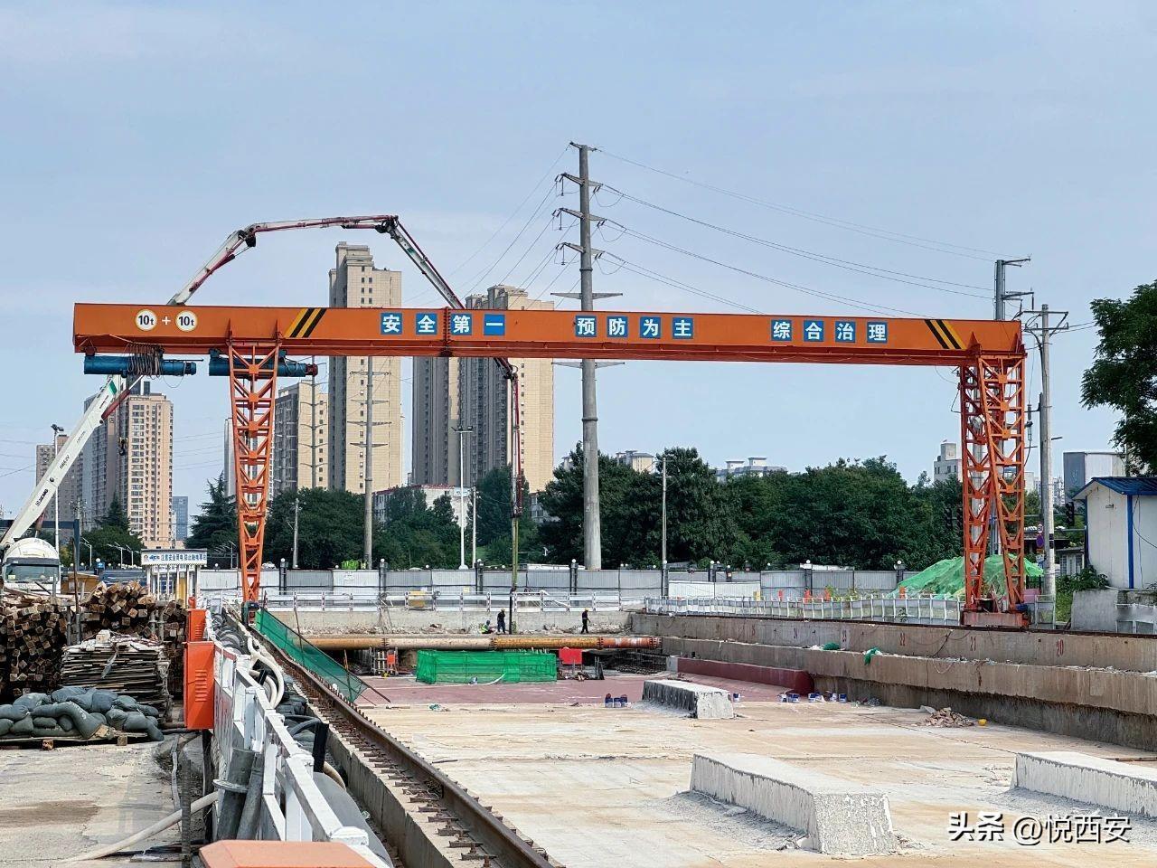 随着15号线郭杜西站于近期正式封顶，该段线路13座车站至此全部实现封顶~郭杜西站