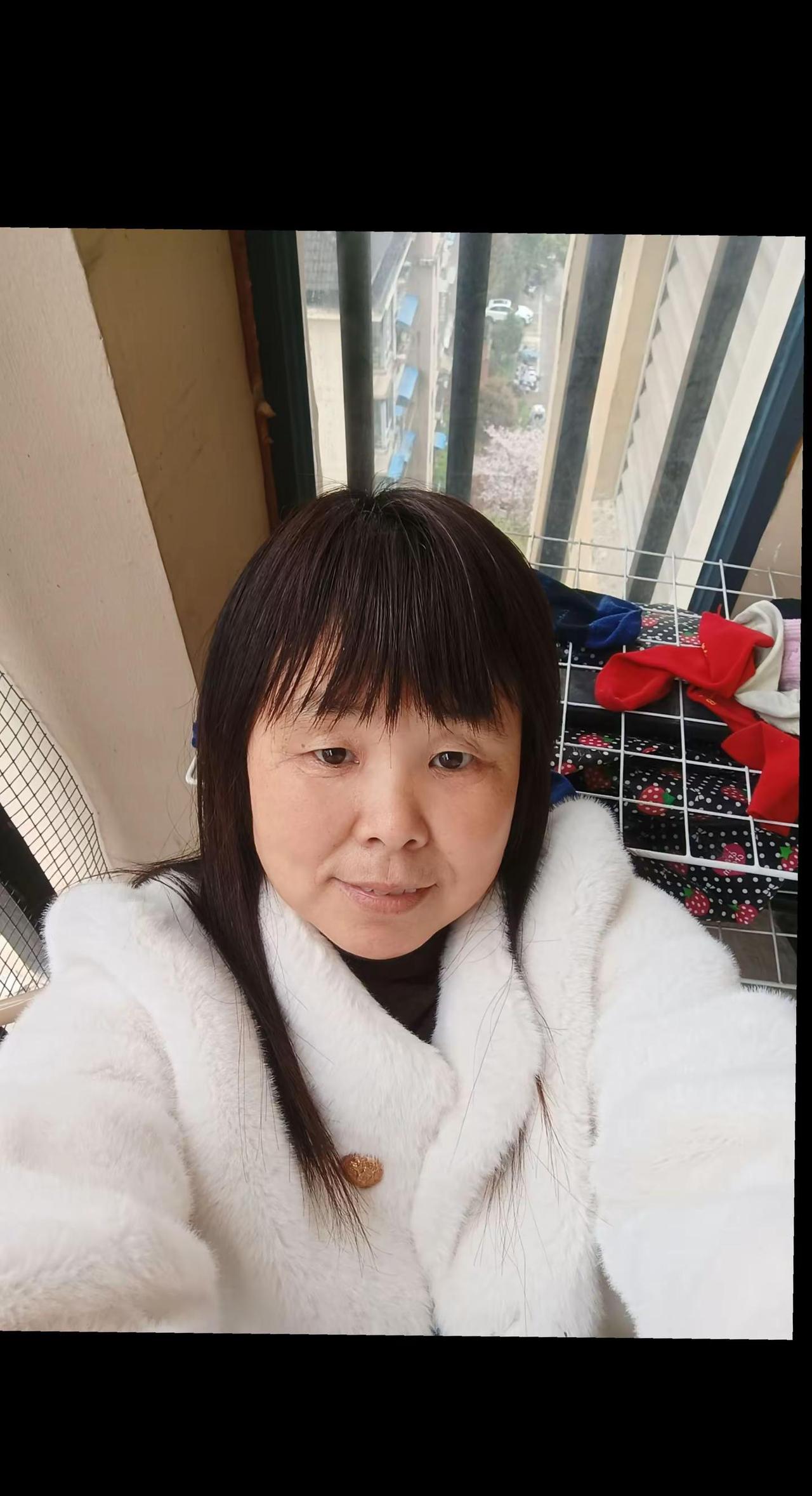 今天来个素颜，吓到一大批人，哈哈哈，