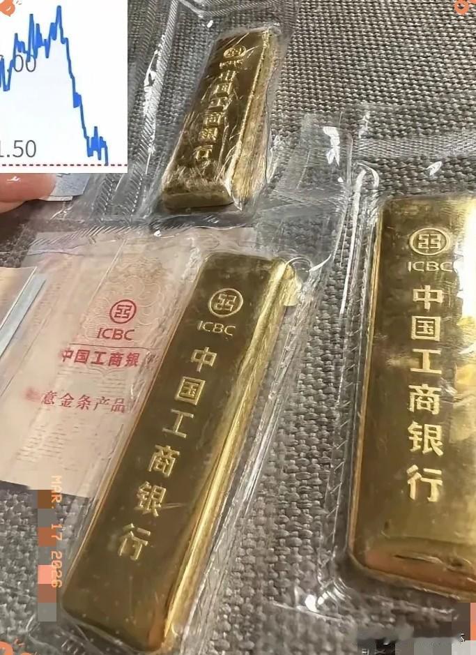 看了今晚的金价，
我是彻底睡不着觉了！
白天还是1116一克，刚刚直接瀑布跌到了