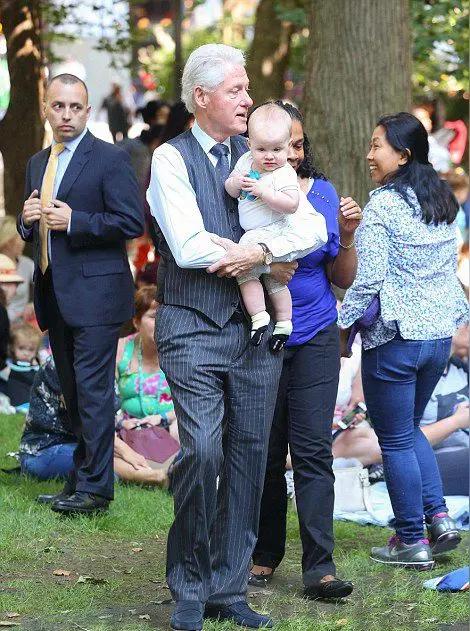 王铎：克林顿抱着外孙女参加活动