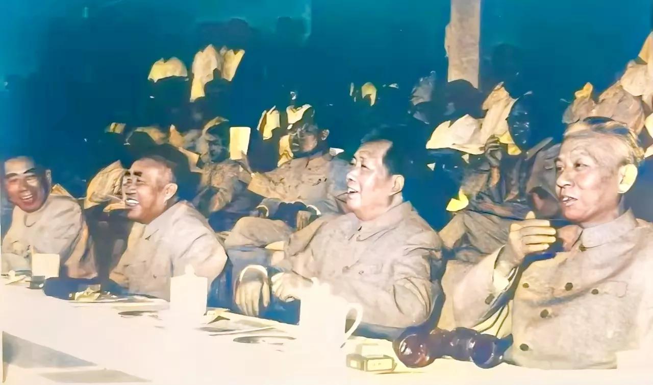 伟人们一张珍贵的老照片。
这是一张1959年，第一届全国运动会在新落成的北京工人