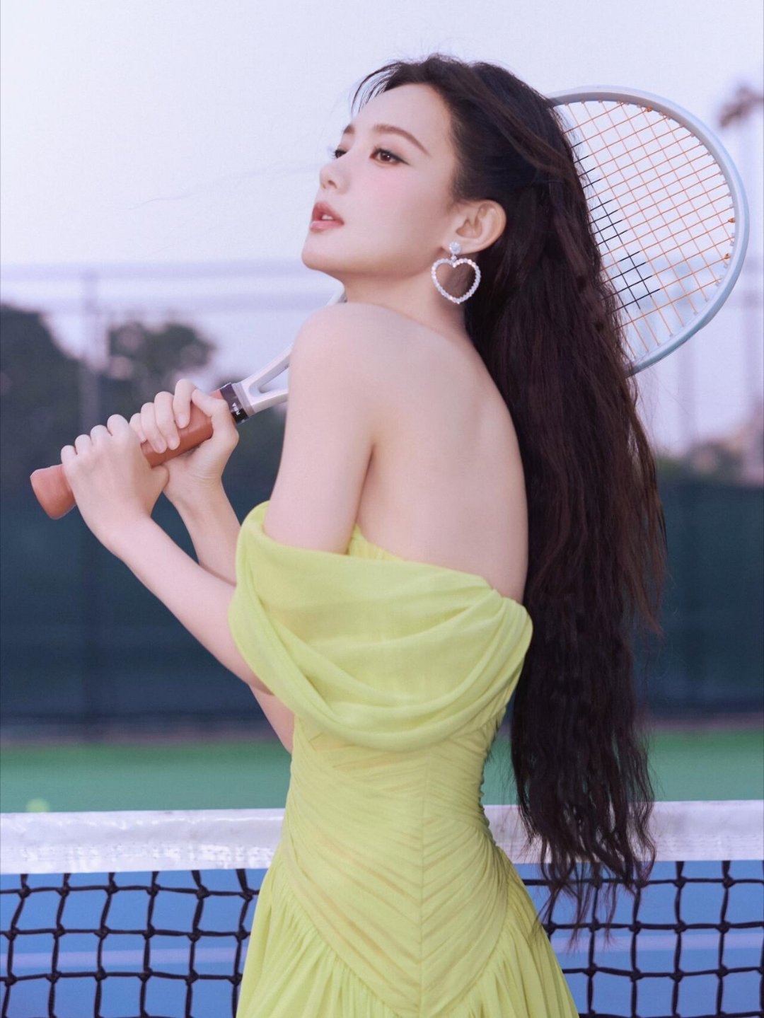 李一桐好爱运动，穿着公主裙都要打网球。[哈哈][哈哈][doge][doge]这