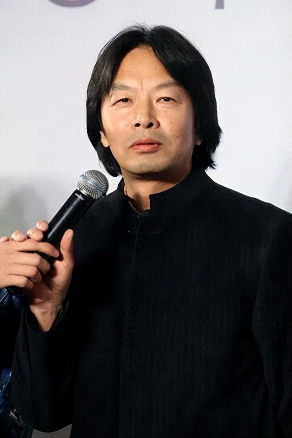 刘震云出生在三年困难时期，在家人的支持下得以读书，后来又应征入伍，在军队中大量阅