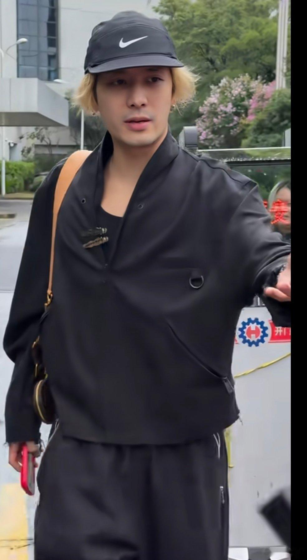 王嘉尔太帅了，帅到一般人注意不到他到底有多潦草，这什么雷霆发型