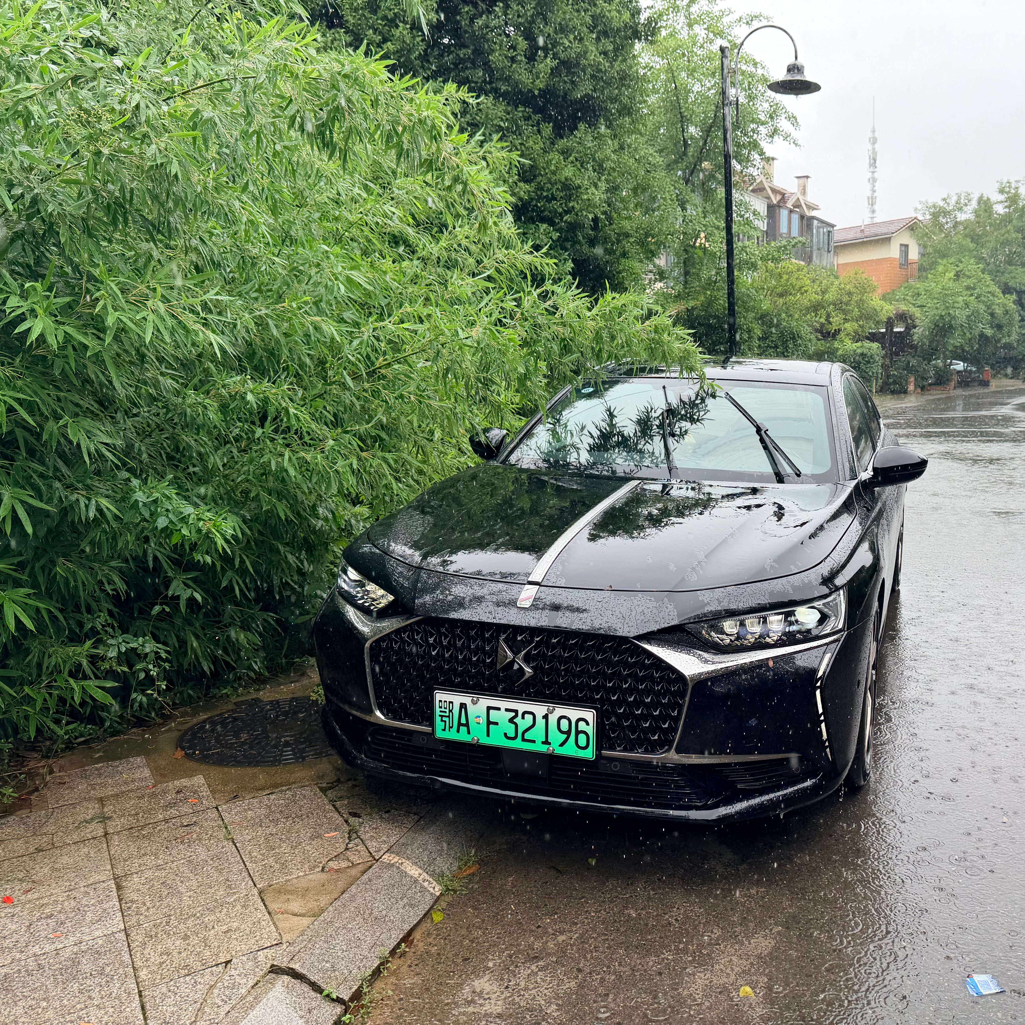 大雨滂沱，在店里没有雨，从店里出门就又下爆了 